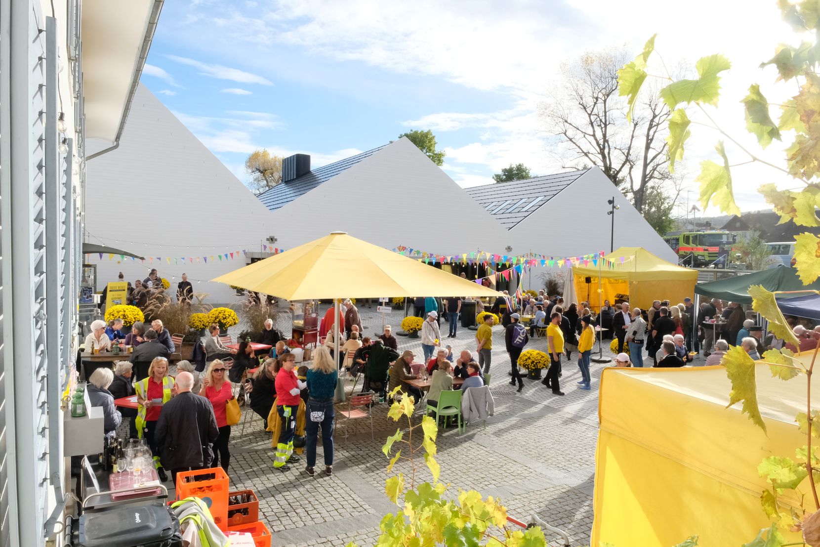 Menschen tummeln sich auf einem Festgelände